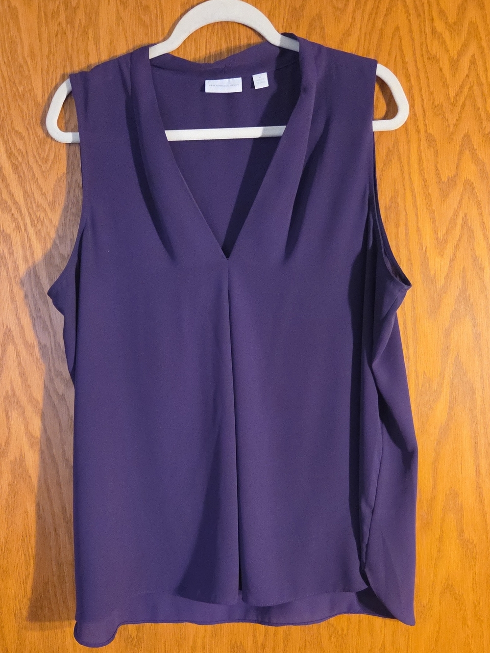 New York & Company Sleeveless V-Neck Women's Top in Deep Purple Size Xl